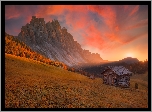 Włochy, POłudniowy Tyrol, Góry, Dolomity, Płaskowyż, Seiser Alm, Dom, Drewniany, Jesień