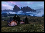Góry, Alpy, Dolomity, Domki, Dolina, Drzewa, Mgła, Chmury, Płaskowyż Seiser Alm, Włochy