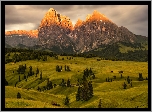 Dolomity, Góry Sassolungo, Płaskowyż, Seiser Alm, Dolina, Val Gardena, Drzewa, Chmury, Drewniane, Domy, Włochy