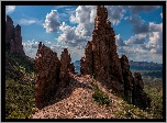 Skały, Niebo, Chmury, Góry, Superstition Mountains, Arizona, Stany Zjednoczone