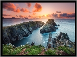 Irlandia, Hrabstwo Donegal, Przylądek, Malin Head, Wybrzeże, Skały, Morze, Niebo, Trawa, Chmury, Kamienie, Zachód słońca
