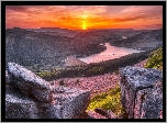 Skały, Bamford Edge, Zachód słońca, Lasy, Wzgórza, Jezioro, Ladybower Reservoir, Park Narodowy Peak District, Anglia