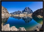Stany Zjednoczone, Stan Waszyngton, Góry, Góra Mount Stuart, Jezioro, Skały