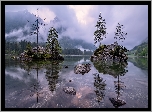 Jezioro Hintersee, Mgła, Wysepki, Drzewa, Skały, Kamienie, Góry, Alpy, Berchtesgaden, Bawaria, Niemcy
