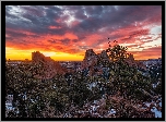 Stany Zjednoczone, Kolorado, Garden of the Gods, Góry, Skały, Drzewa, Rośliny, Zachód słońca, Chmury