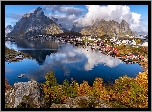 Norwegia, Lofoty, Wyspa Moskenesoya, Wioska Reine, Morze Norweskie Skały, Domy, Góry, Krzewy, Jesień, Chmury