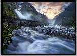 Wodospad Latefossen, Góry, Most, Rzeka, Skały, Kamienie, Las, Chmury, Gmina Odda, Norwegia