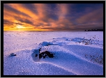Finlandia, Północna Karelia, Joensuu, Jezioro, Zima, Śnieg, Kamienie, Zachód słońca