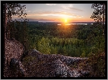 Finlandia, Gmina Laukaa, Hyyppaanvuori, Las, Jezioro, Skały, Zachód słońca