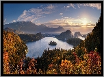 Słowenia, Wyspa Blejski Otok, Góry Alpy Julijskie, Jezioro Bled, Las, Jesień, Wschód słońca, Mgła, Chmury, Drzewa