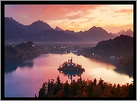 Słowenia, Wyspa, Blejski Otok, Góry, Alpy Julijskie, Jezioro Bled, Drzewa, Jesień, Zachód słońca