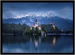 Słowenia, Wyspa Blejski Otok, Jezioro Bled, Kościół Wniebowzięcia Marii Panny, Góry, Drzewa, Wieczór
