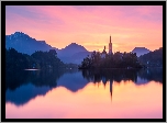Słowenia, Jezioro Bled, Wyspa Blejski Otok, Kościół Zwiastowania Marii Panny, Góry Alpy Julijskie, Wschód słońca, Odbicie