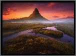 Islandia, Półwysep Snæfellsnes, Góra Kirkjufell, Zachód Słońca, Mgła, Rozlewisko