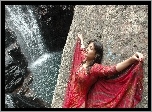 Sneha Ullal, Suknia, Wodospad, Skała