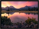 Góry Kaskadowe, Las, Drzewa, Wschód słońca, Jezioro, Sparks Lake, Odbicie, Hrabstwo Deschutes, Oregon, Stany Zjednoczone