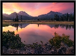 Góry Kaskadowe, Las, Drzewa, Wschód słońca, Jezioro, Sparks Lake, Odbicie, Hrabstwo Deschutes, Oregon, Stany Zjednoczone