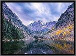 Stany Zjednoczone, Stan Kolorado, Góry, Szczyty Maroon Bells, Jezioro Maroon, Drzewa