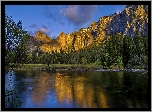 Stany Zjednoczone, Stan Kalifornia, Park Narodowy Yosemite, Rzeka Merced, Góry, Drzewa