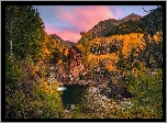  Stany Zjednoczone, Stan Kolorado, Rzeka Crystal River, Młyn Crystal Mill, Jesień, Drzewa