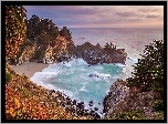 Stany Zjednoczone, Kalifornia, Park stanowy Julii Pfeiffer Burns, Morze, Zatoka, Wodospad McWay Falls, Skały