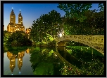 Stany Zjednoczone, Nowy Jork, Central Park, Most Bow Bridge, Jezioro, Światła, Zmierzch, Budynek Eldorado, Odbicie