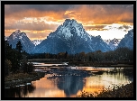 Stany Zjednoczone, Stan Wyoming, Park Narodowy Grand Teton, Góry, Szczyt Mount Moran, Drzewa, Las, Chmury, Rzeka Snake River, Odbicie