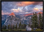 Stany Zjednoczone, Stan Kalifornia, Park Narodowy Yosemite, Drzewa, Skaliste, Góry, Sierra Nevada, Chmury