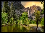 Stany Zjednoczone, Stan Kalifornia, Park Narodowy Yosemite, Góry, Wodospad Upper Falls, Rzeka, Drzewa