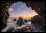 Stany Zjednoczone, Kalifornia, Malibu, Jaskinia, Skały, Plaża El Matador Beach, Morze, Zachód słońca