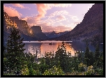 Stany Zjednoczone, Stan Montana, Park Narodowy Glacier, Góry, Jezioro Saint Mary Lake, Drzewa
