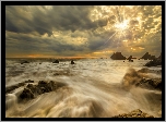 Stany Zjednoczone, Stan Kalifornia, Malibu, Morze, Ocean Spokojny, Plaża El Matador, Kamienie, Chmury, Promienie słońca
