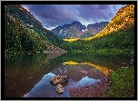 Stany Zjednoczone, Stan Kolorado, Góry Skaliste, Szczyty Maroon Bells, Jezioro Maroon Lake, Las, Kamienie, Roślinność, Odbicie