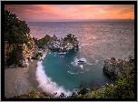Stany Zjednoczone, Kalifornia, Park stanowy Julii Pfeiffer Burns, Morze, Zatoka, Wodospad McWay Falls, Skały, Zachód słońca
