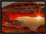 Stany Zjednoczone, Stan Utah, Park Narodowy Canyonlands, Łuk Mesa Arch, Skały, Promienie słońca, Zachód słońca