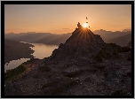 Szkocja, Hrabstwo Stirling, Jezioro Loch Katrine, Park Narodowy Loch Lomond and the Trossachs, Wzgórze Ben Aan, Zachód słońca, Człowiek, Statyw, Promienie słońca