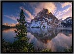 Kanada, Park Narodowy Banff, Góry, Szczyt Crowfoot Mountain, Jezioro Bow Lake, Drzewa