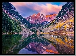 Stany Zjednoczone, Stan Kolorado, Góry, Szczyty Maroon Bells, Jezioro Maroon, Drzewa, Odbicie