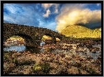 Szkocja, Wyspa Skye, Kamienny, Most Sligachan Old Bridge, Rzeka Sligachan, Kamienie, Niebo, Góra, Chmury, Roślinność