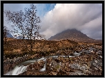 Szkocja, Region Highland, Grampiany, Pasmo Glencoe, Szczyt Buachaille Etive Mor, Chmury, Potok, Skały Góry, Drzewo