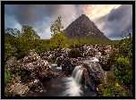 Szkocja, Rejon Highland, Dolina Glen Coe, Góra, Szczyt Buachaille Etive Mor, Rzeka Coupall, Skały, Roślinność, Chmury, Wschód słońca