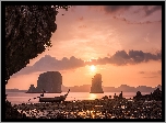 Zatoka Phang Nga, Morze Andamańskie, Tajlandia, Łódka, Niebo, Zachód słońca, Skały, Roślinność
