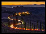 Toskania, Prowincja Siena, Hotel, Agriturismo Baccoleno, Wzgórza, Drzewa, Domy, Droga, Cyprysy, Wieczór, Oświetlenie