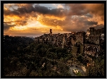 Włochy, Toskania, Pitigliano, Zachód słońca, Domy, Chmury