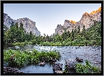 Góry Sierra Nevada, Drzewa, Trawa, Rzeka Merced, Kamienie, Park Narodowy Yosemite, Kalifornia, Stany Zjednoczone