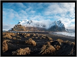 Islandia, Góra Vestrahorn, Plaża Stokksnes, Góry, Chmury, Mgła, Kępy, Trawa