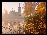 Jesień, Mgła, Drzewa, Drewniana, Kaplica, Trawy, Jezioro Onega, Wyspa Kiży, Karelia, Rosja