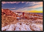 Wschód słońca, Chmury, Niebo, Śnieg, Zima, Skały, Trawy, Red Rocks Park, Morrison, Kolorado, Stany Zjednoczone
