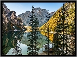 Włochy, Południowy Tyrol, Dolomity, Jezioro Pragser Wildsee, Góry, Drzewa, Pomost, Odbicie