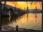Rzeka Wełtawa, Most Karola, Zachód słońca, Praga, Czechy